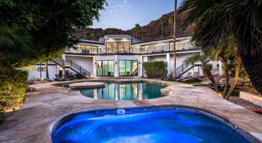 Phoenix Camelback Mountain Mansion - Micro-resort, Views, Golf, Heated Pool, Game Room 4-Star Accommodation lobby