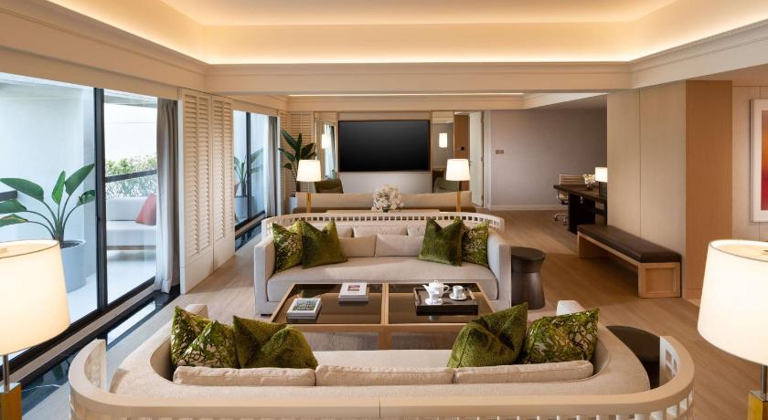 Image of KING CONRAD SUITE WITH LOUNGE ACCESS 3