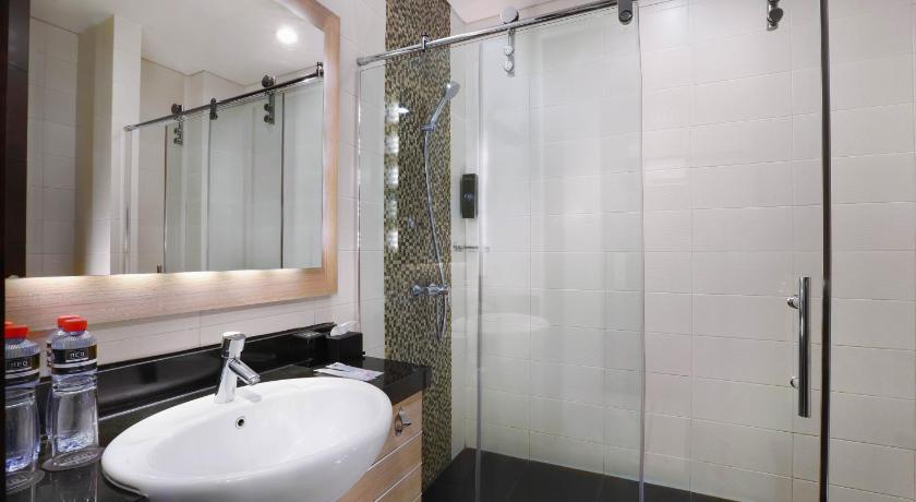 Bathroom, Hotel Neo Gubeng - Surabaya by ASTON in Surabaya