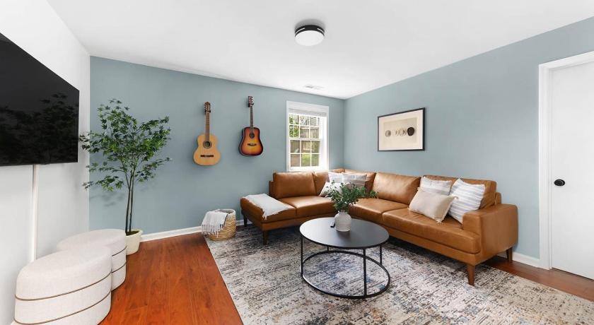 The Blue Bungalow - 4 beds And 7 Mins To Broadway!