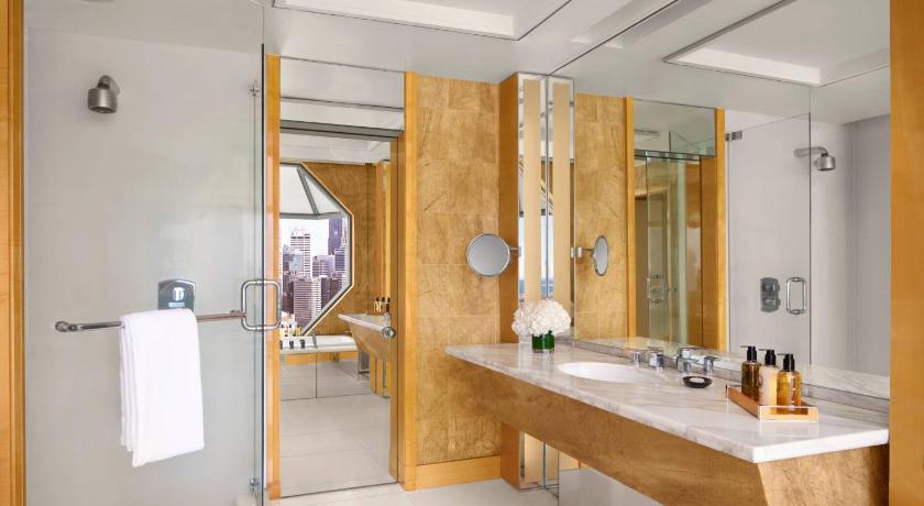 Image of Millenia Suite, Club lounge access, 1 Bedroom Suite, 1 King, Marina Bay view 6