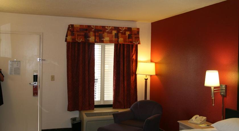 Super 8 By Wyndham Albuquerque Airport photo