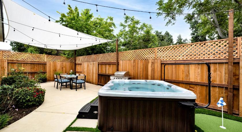 Retro Cottage, Hot Tub, Putting Green, walk to all