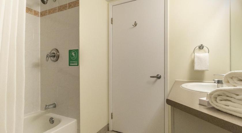 Image of Queen Suite 16