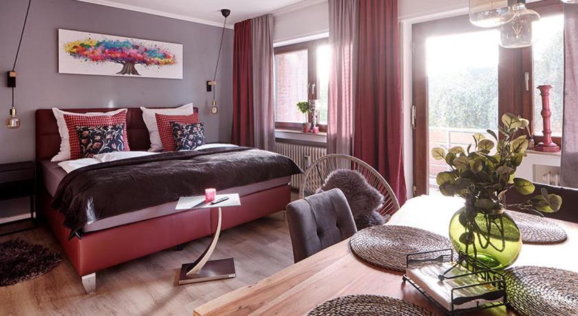 KATARINAS HOUSE mit 2 FeWo stilvoll, gemutlich & zentral Boxspringbett, Parkplatz, Balkon oder Garte