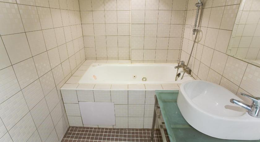 Image of Small Double Room - No Window 1