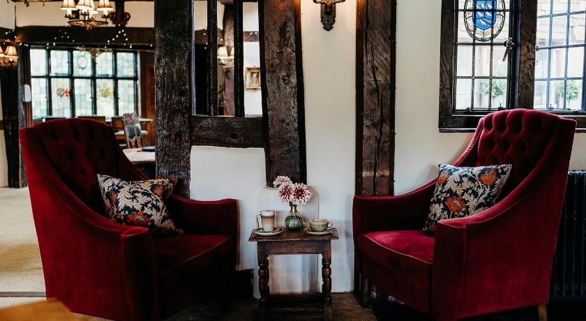 チディングフォルド The Crown Inn 5つ星 ホテル 外観