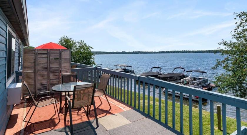 파이프 레이크 Fife Lake Lodge 2BR Loft with Kitchen & Lake Views 4성급 숙소 수영장