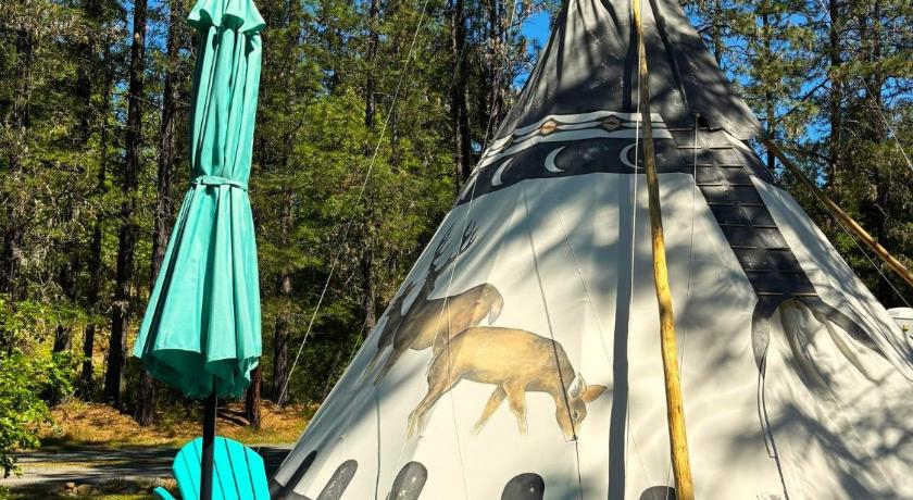 Cave Junction Buck and Does Tipi - 20' - Sleeps up to 4 4-Star Accommodation lobby