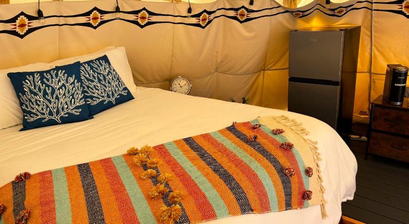 Cave Junction Buck and Does Tipi - 20' - Sleeps up to 4 4-Star Accommodation pool