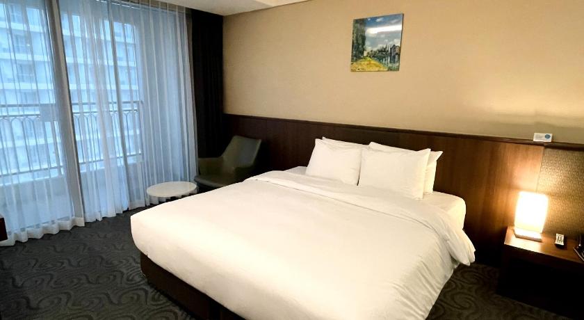 Image of Standard Double - Balcony Partial Ocean View 3
