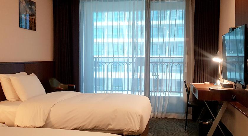 Image of Standard Twin Room - Balcony Partial Ocean View 0