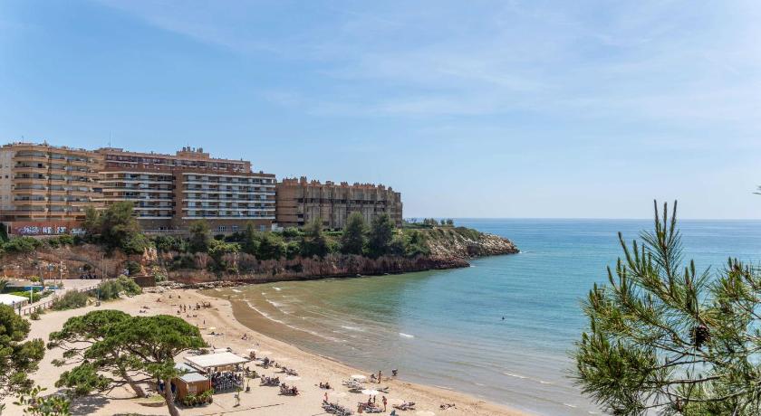 TuristMar - Amplio piso en Salou con piscina - image 5