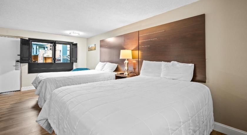 Image of Queen Room with Two Queen Beds 4