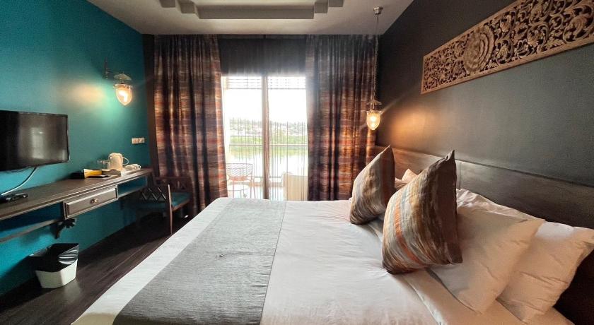 Image of Deluxe River View King Room with Balcony 9