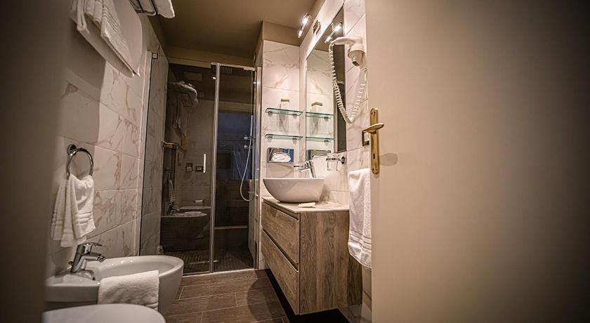 Image of Deluxe Double Room with Canopy Bed 2