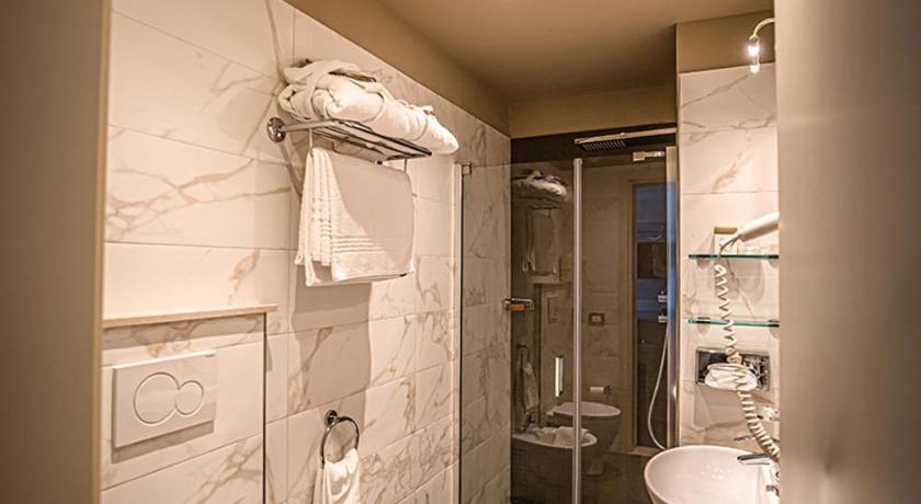 Image of Deluxe Double Room with Canopy Bed 6