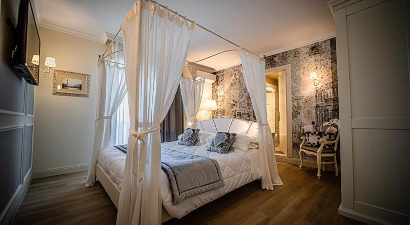 Image of Deluxe Double Room with Canopy Bed 3
