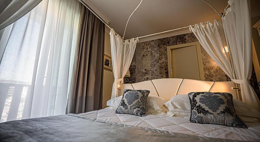 Image of Deluxe Double Room with Canopy Bed 7