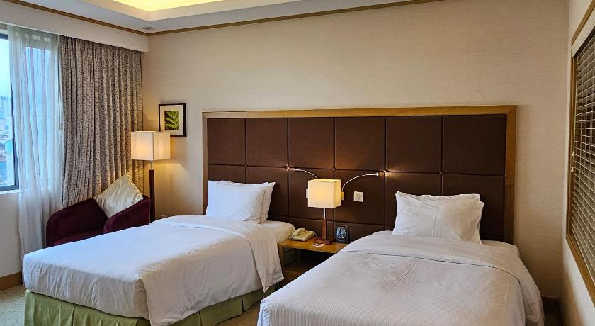 Image of twin beds room city view 1