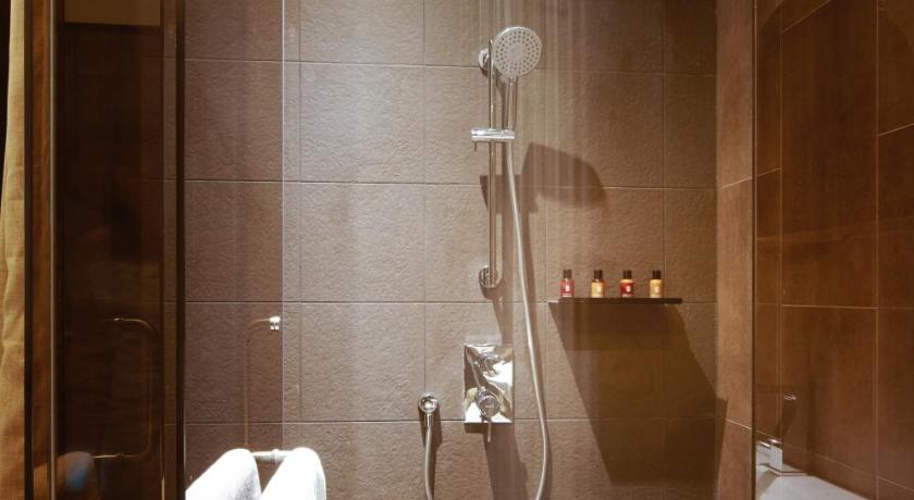 Image of Deluxe Twin 8