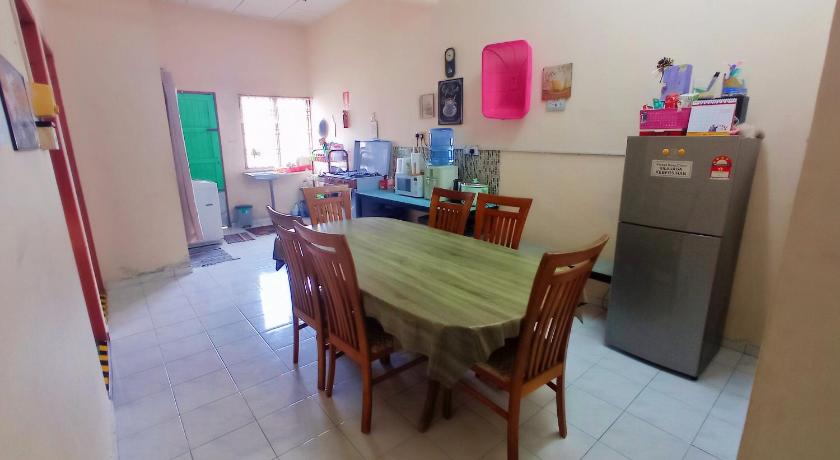 バトゥ・パハッ Homestay Melewar 4つ星 ゲストハウス プール