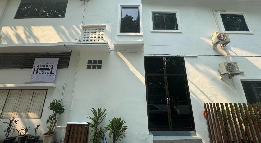 Chom Thong Ladakul Hostel 4-Star Hotel restaurant