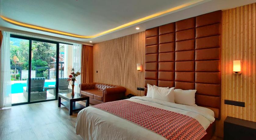 Image of Pool Lanai with King Bed or Two Queen Beds 1