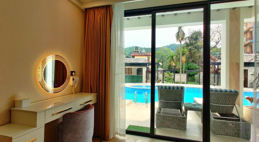 Image of Pool Lanai with King Bed or Two Queen Beds 6