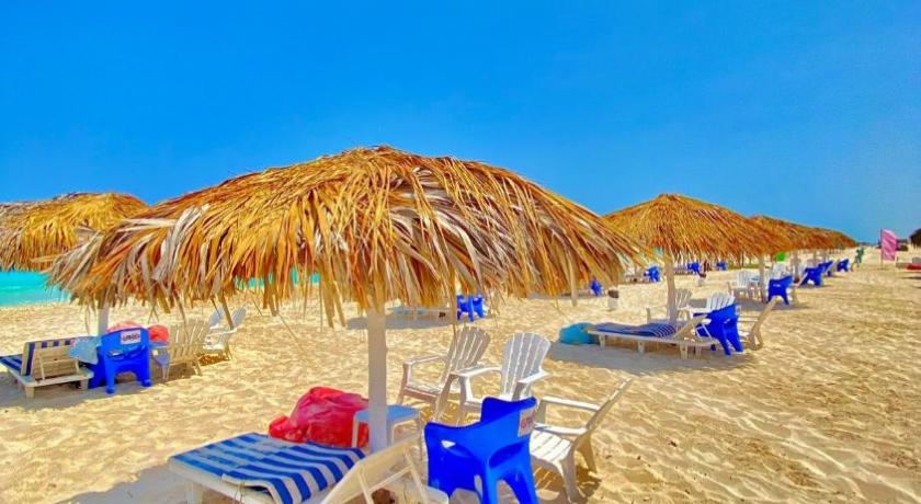 50% Off. 2BR , 2BR Ground floor with pool view, private beach access, security 24/7 شاليه ٢ غرفه ، ٢