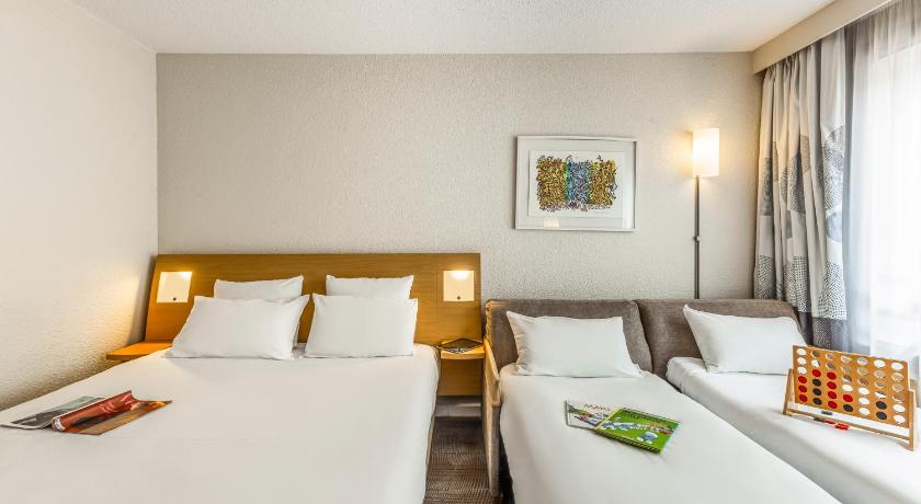 Image of Executive Room - 1 double bed and 1 single sofa  bed 4