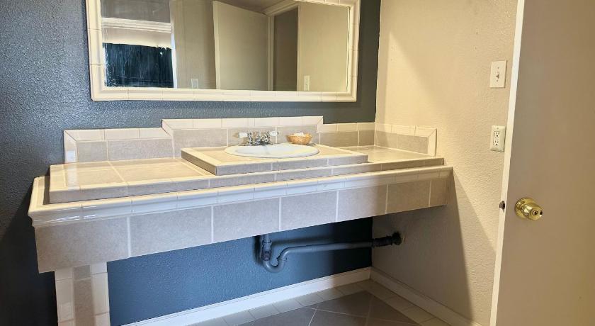 프레즈노 (CA) Regency Inn Fresno 3성급 숙소 스위트룸