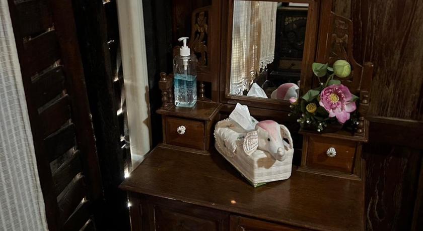 Image of Standard Thai Style Room with Air Conditioning and Shared Bathroom 6