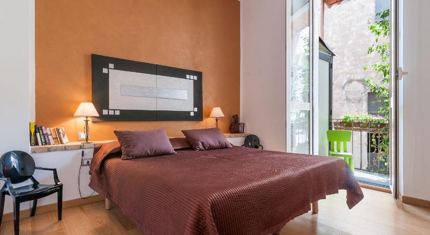 Image of Deluxe Double Room with Balcony 2