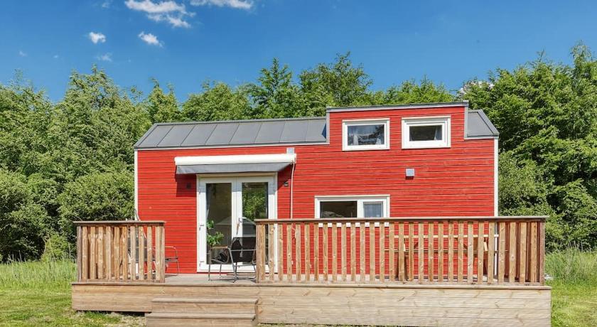 Rode Tiny House met zwembad