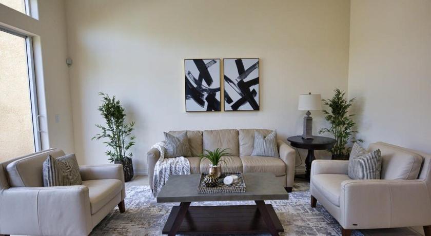 Indian Harbour Beach Luxury Townhouse Minutes from Beach and Downtown 5-Star Accommodation pool