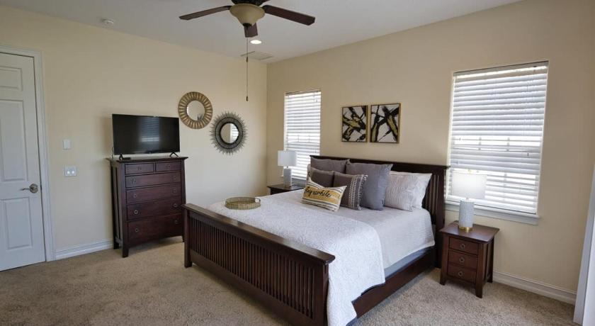 Indian Harbour Beach Luxury Townhouse Minutes from Beach and Downtown 5-Star Accommodation pool