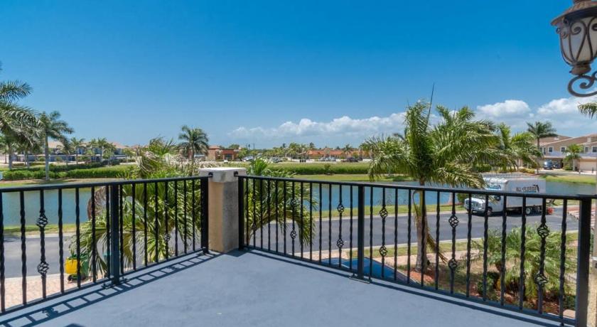 Indian Harbour Beach Luxury Townhouse Minutes from Beach and Downtown 5-Star Accommodation amenity