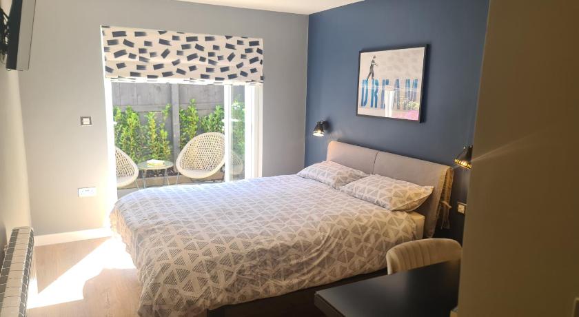 Self-contained and Peaceful en-suite with garden