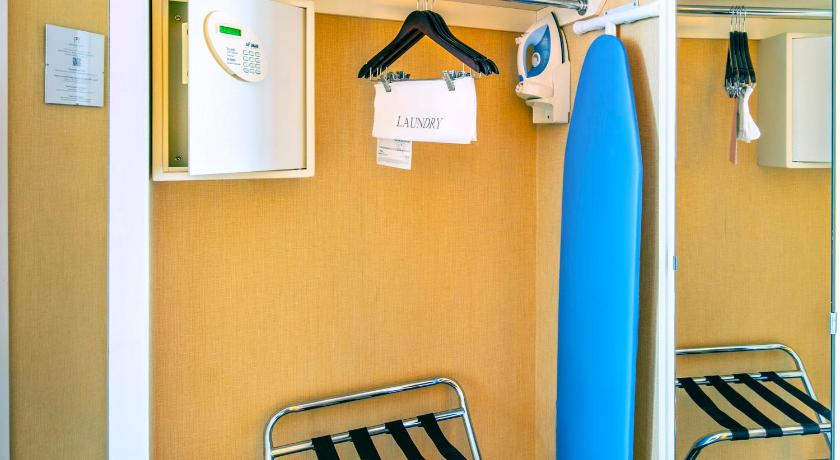 Image of Deluxe King Room 7