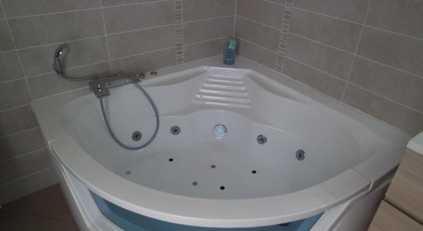 Image of Deluxe Double Room with Sea View 6