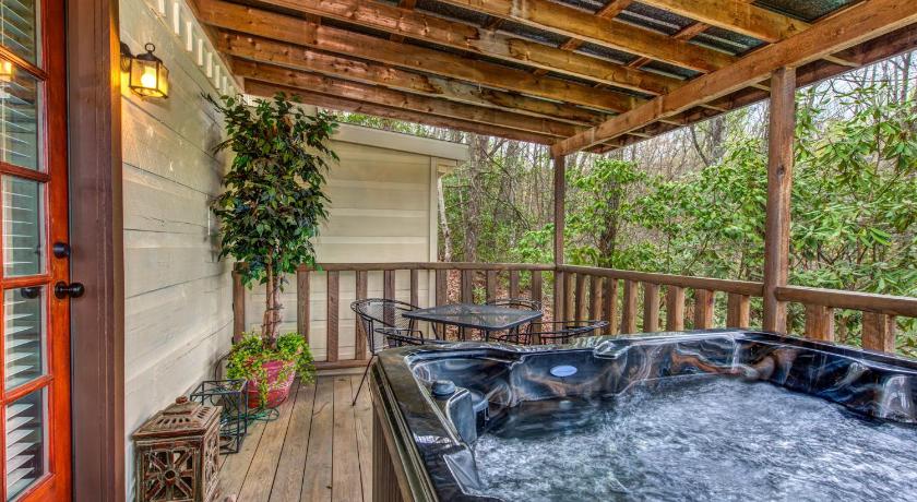 Seclusion Retreat by Stony Brook Cabins