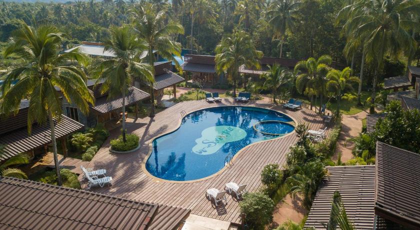 Image of Queen Room with Pool View 8