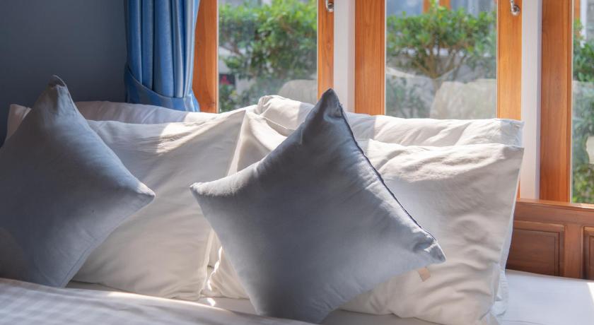 Image of Queen Room with Pool View 13