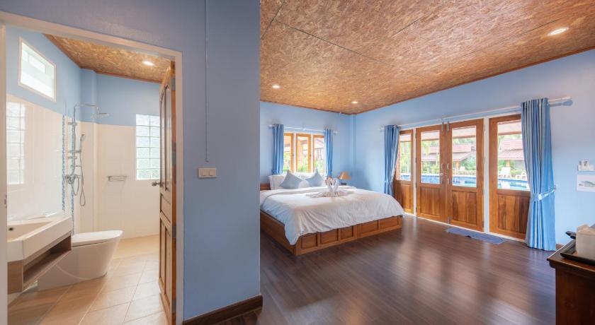 Image of Queen Room with Pool View 7