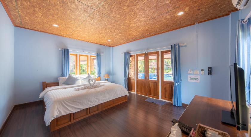 Image of Queen Room with Pool View 0
