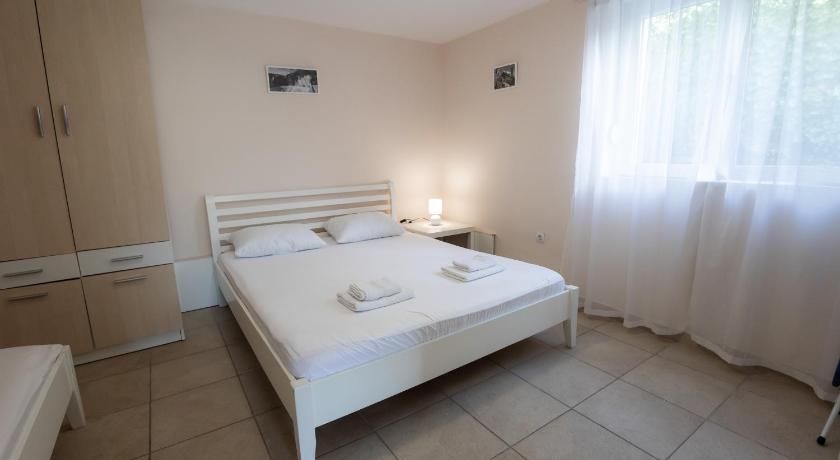 Image of Apartment with Garden View 6