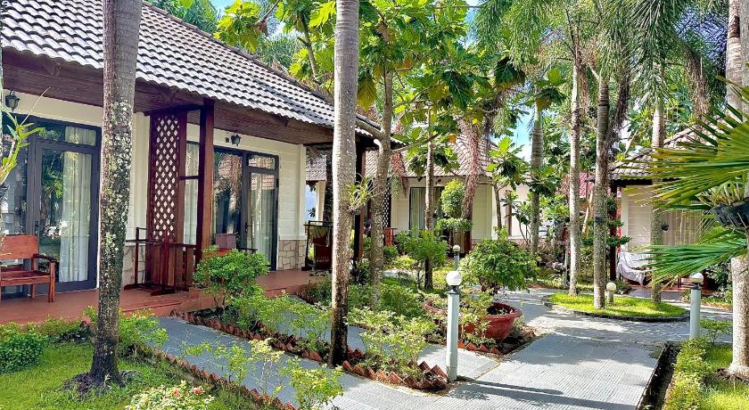 Image of Deluxe Bungalow Garden View 7