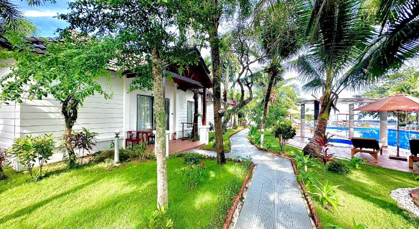 Image of Deluxe Bungalow with Pool View 1