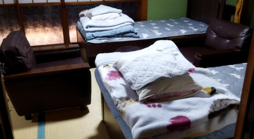 Private Room in Japanese Vintage House 民家の一室 2 Beds, Smoke Free, Free Parking Good to Travel for Tas